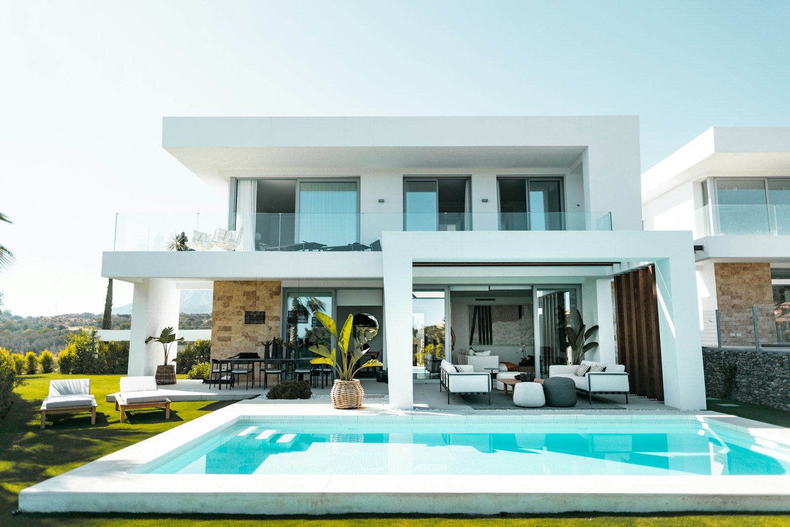 Modern villa ve açık yaşam alanı